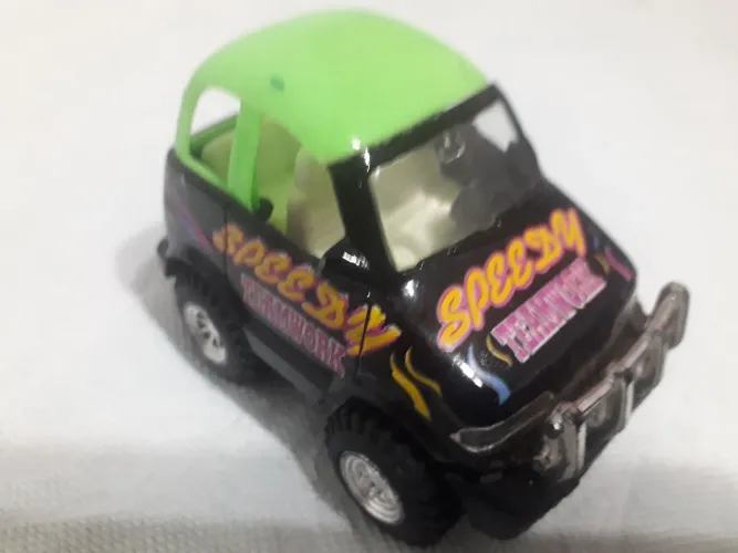 Carrinho para coleção e brinquedos.