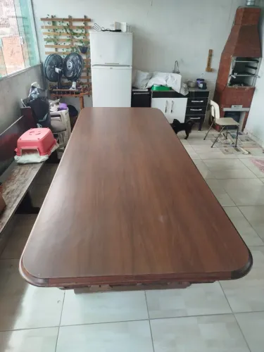 Antiga e grande mesa elegante de madeira com gavetas