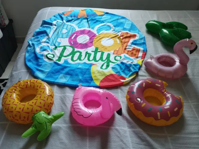 Painel sublimado para festa Pool Party 80cm + 5 porta copos infláveis. Estão como novos.