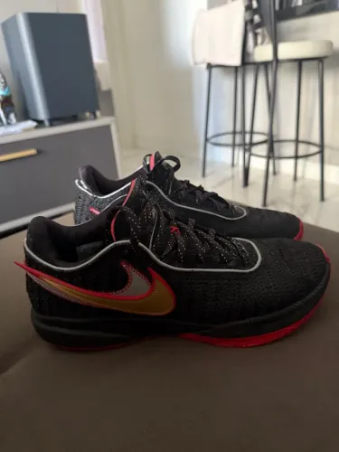Tênis Nike LeBron XX