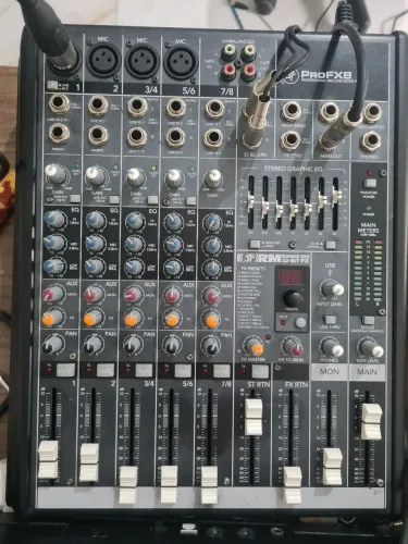 Mesa de Som Mackie ProFX8