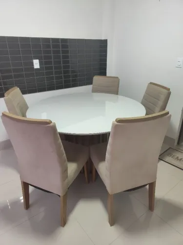 Mesa redonda de vidro com 5 cadeiras