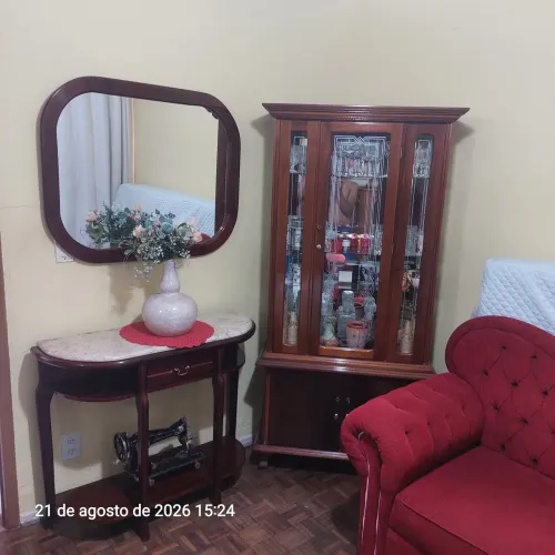 Conjunto de Cristaleira, espelho e aparador.