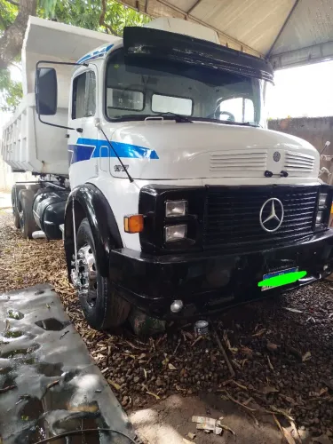 Caminhão caçamba 1317