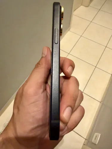 Vendo IPhone 15 preto, 128 GB poucas marcas de uso.