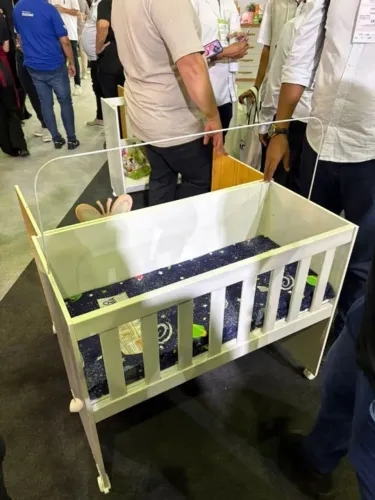 Mini berço Rubi - funcional - vira mesa, escrivaninha e aparador - COLCHÃO INCLUSO