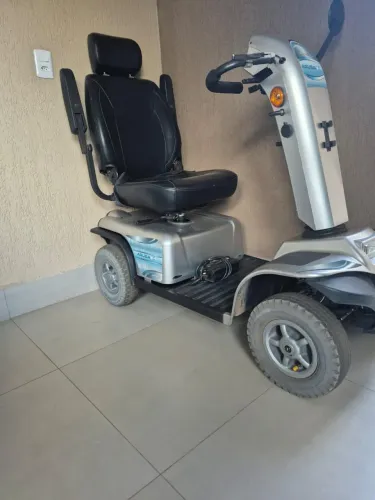 Vende se um quadriciclos elétrico para pessoas deficiente físico 