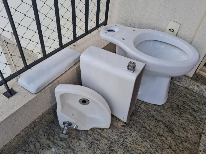 Vaso sanitário incepa com caixa acoplada em excelente estado (pia deca de brinde)