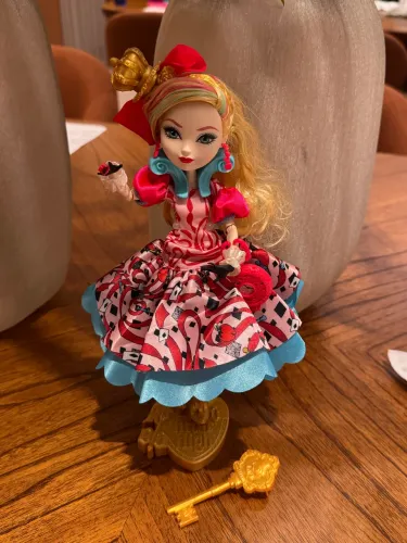 Boneca Ever After High Apple White