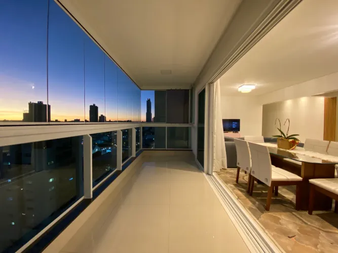 Apartamento 3 suítes semi mobiliado no Centro!