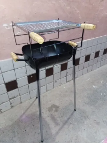 Churrasqueira desmontável já vem com grelha
