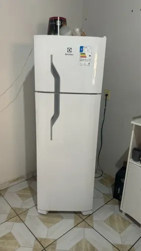 Geladeira Eletrolux 260L