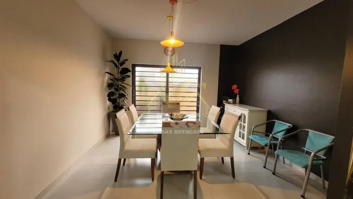 Casa no centro com 3 dormitórios, escritório e área verde!