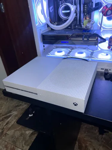 XBOX ONE S 500gb com um controle e 2 jogos
