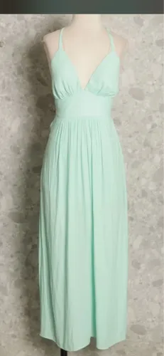 Vestido longo verde pálido decote em v detalhe lindo nas costas
