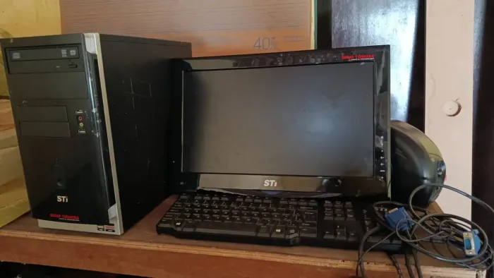 Vendo Computador completo, sem funcionamento.