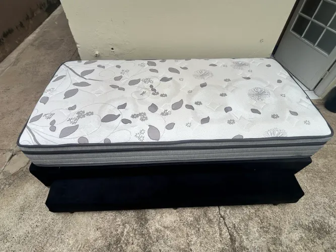 Cama box de solteiro com colchões de molas ensacadas