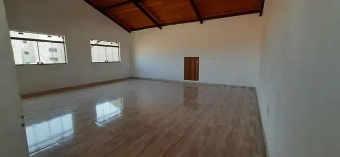 Casa com 4 Quarto(s) e 1 banheiro(s) para Alugar, 272 m² por R$ 6600 / Mês