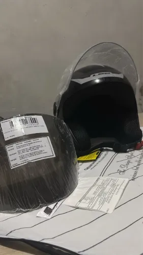 Capacete novo no lacre nunca foi usado