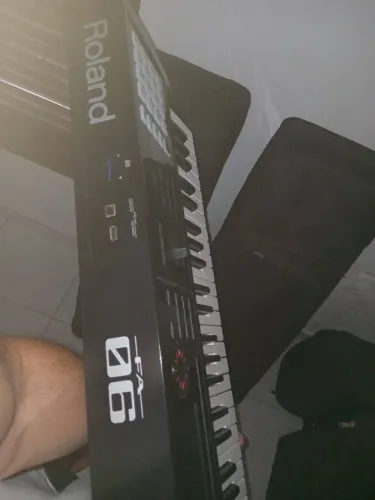 Teclado Roland FA 06 seminovo 