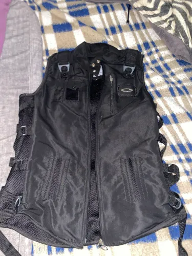 Vendo Colete da Oakley , sem marca de uso, usado uma vez