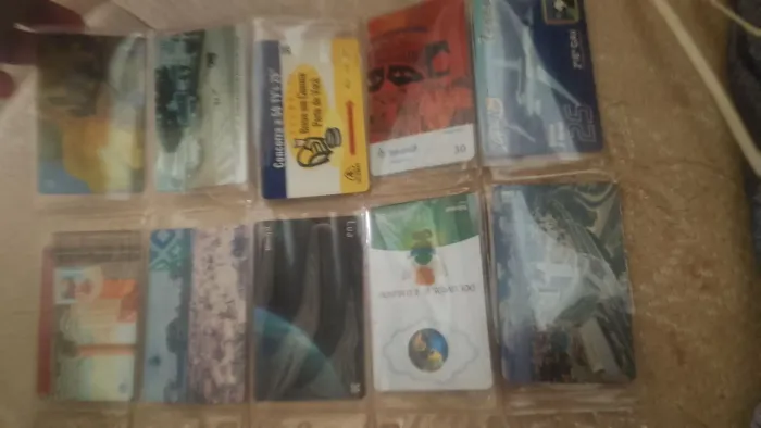 Algumas cédulas e cartões de telefone