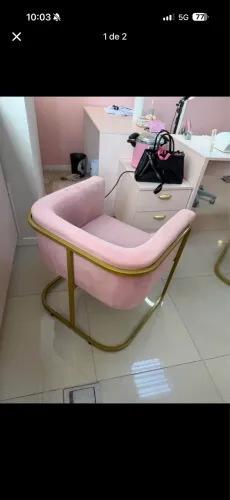 Poltrona rosa base dourada