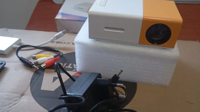Mini Projetor Led Video Hdmi Yg300 60 Polegadas