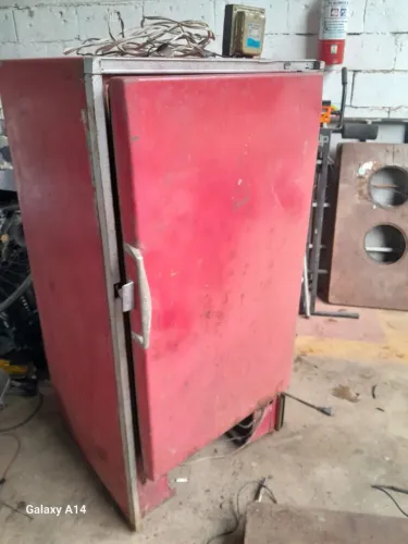 Antiga geladeira anos 50/60, frigidaire, funcionando, gelando, porta nao trava
