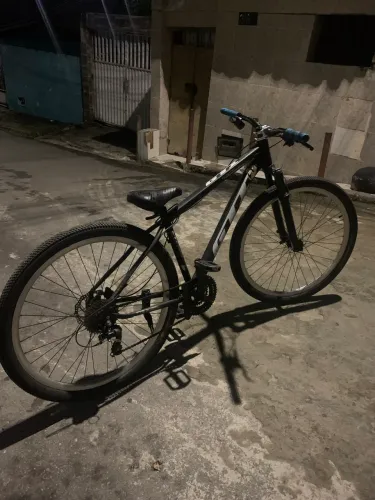 Bike gta Roma obs tá com os 2 freio shimano novo e suspensão a ar cubo pro7 barulhento