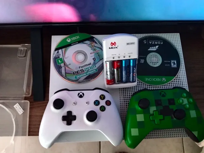 Vendo ou troco Xbox one 1 TB com 2 controles originais troco num PS 4 1tb com 2 controles