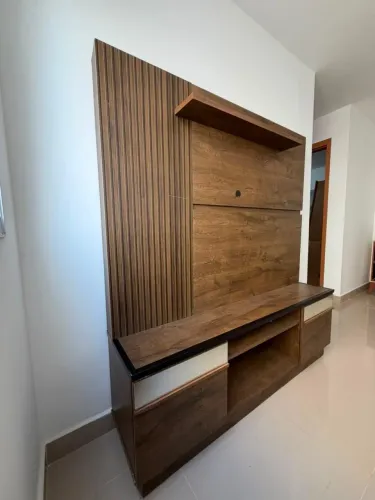 Painel de TV com Rack - Madeira / Amadeirado