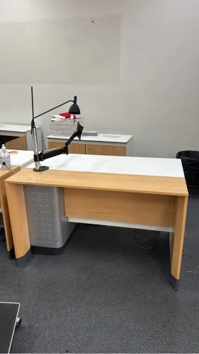 Mesa reta com uma gaveta e suporte para CPU