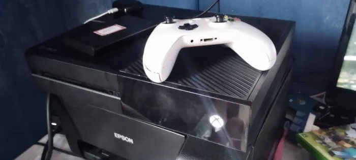 VENDO XBOX ONE BEM CONSERVADO COM 4 JOGOS