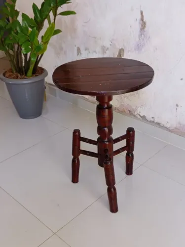 Mesinha de canto de madeira maciça
