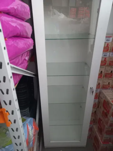 Armario com platileiras de vidros
