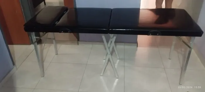 Maca com encosto de cabeça fixo e um avulso, e uma escadinha para maca 