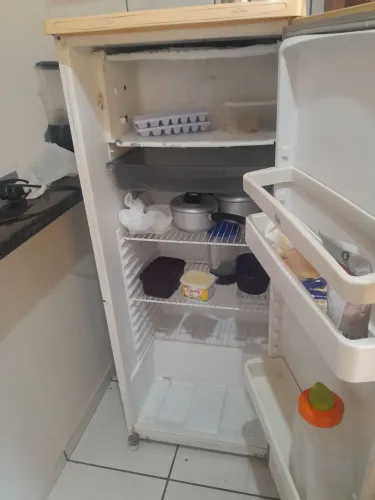 Pra sair hoje... GELADEIRA 110W... usada funcionando normalmente, tenho um rack e um sofá