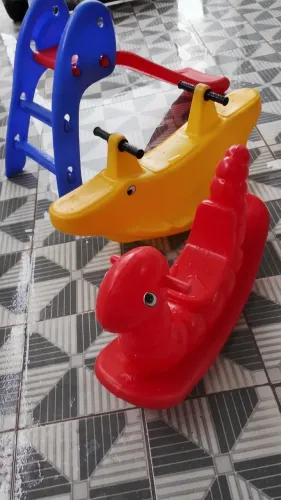 Escorregador + gangorra + minhoca ( brinquedos)