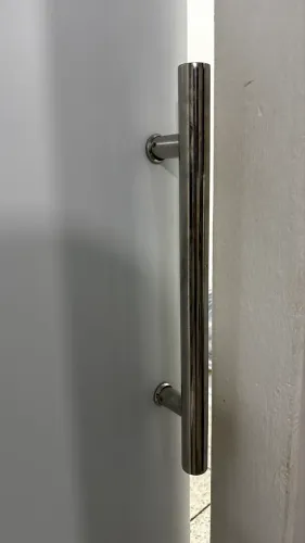 Porta de vidro com adesivo espelhado