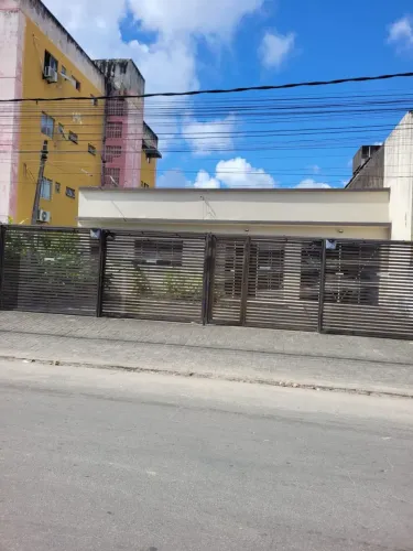 vendo Casa em Afogados, próximo ao Sargento Wolf.