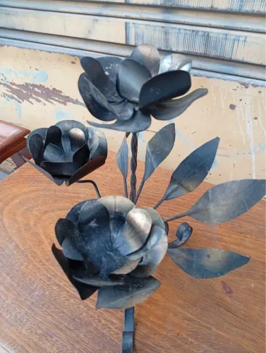 Cartisal floral de metal leve e ferro fundido com 3 flores Rústico altura 36cm