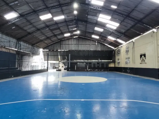Galpão na Rua Aperibé, 579 730 m²