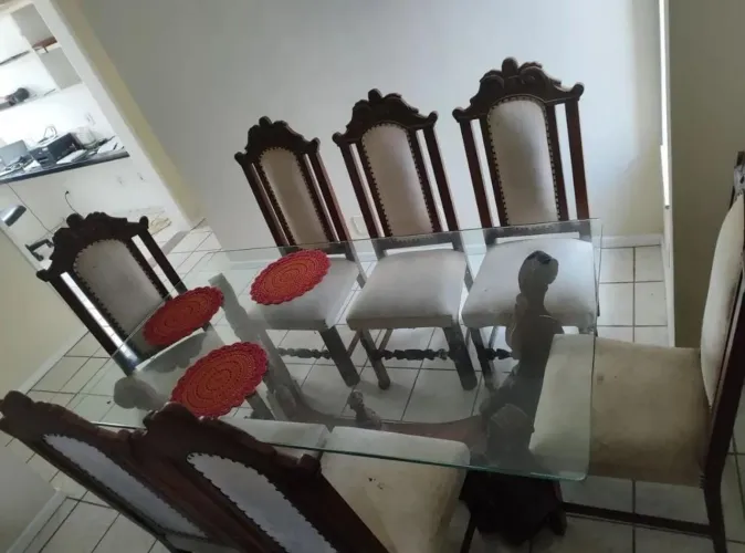 Mesa de madeira tampo de vidro com 8 cadeiras e com avaria.
