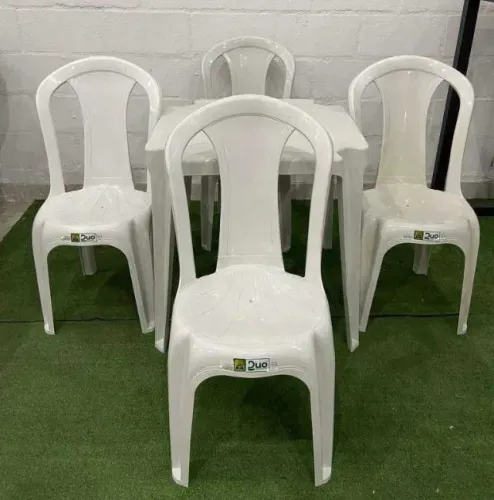 Jogo de Mesa de Plasticos Juliana com 4 Cadeiras Giovana sem Braço -FAZEMOS ENTREGA!