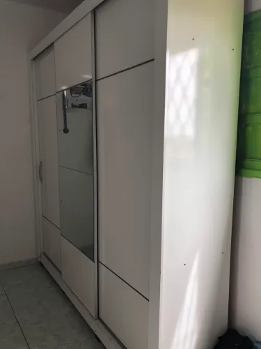 Guarda roupa com espelho