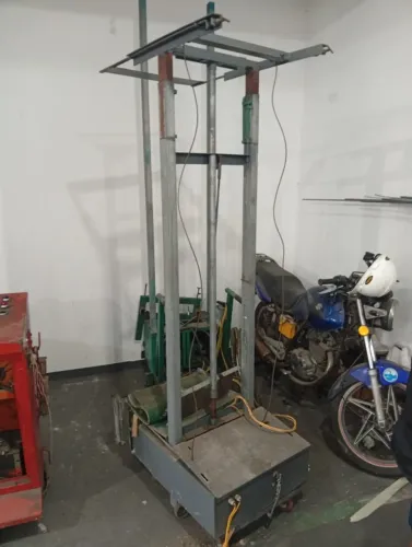 ELEVADOR DE CARGA / EQUIPAMENTO PARA OBRA - USADO
