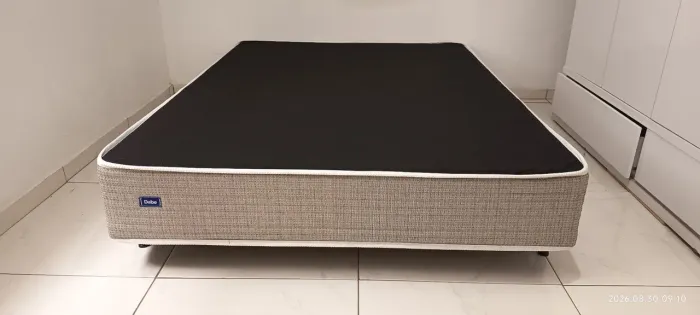 Box para colchão de casal semi-novo