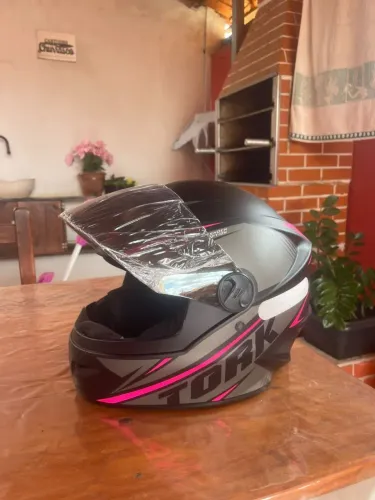 Capacete feminino nunca usado tamanho 58