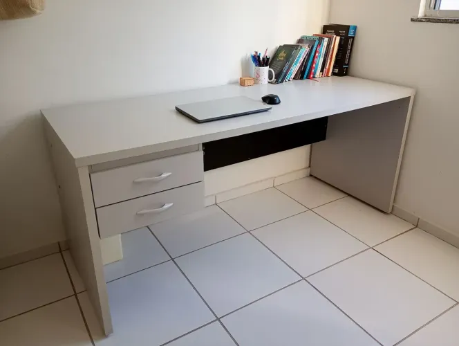 Mesa de escritório, grande, ótimo estado.<br>R$ 800<br>R$ 800